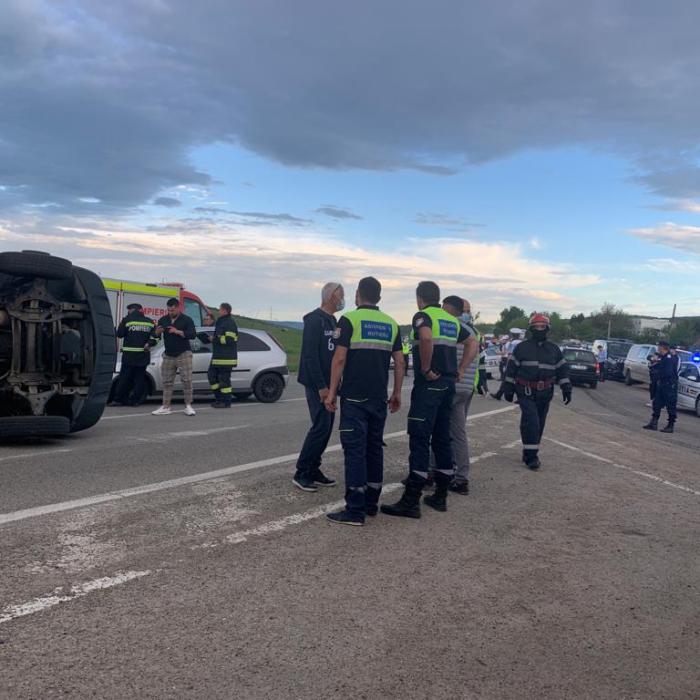 Accident grav: un TIR a intrat într-un microbuz: 12 persoane rănite. Planul roșu a fost activat 