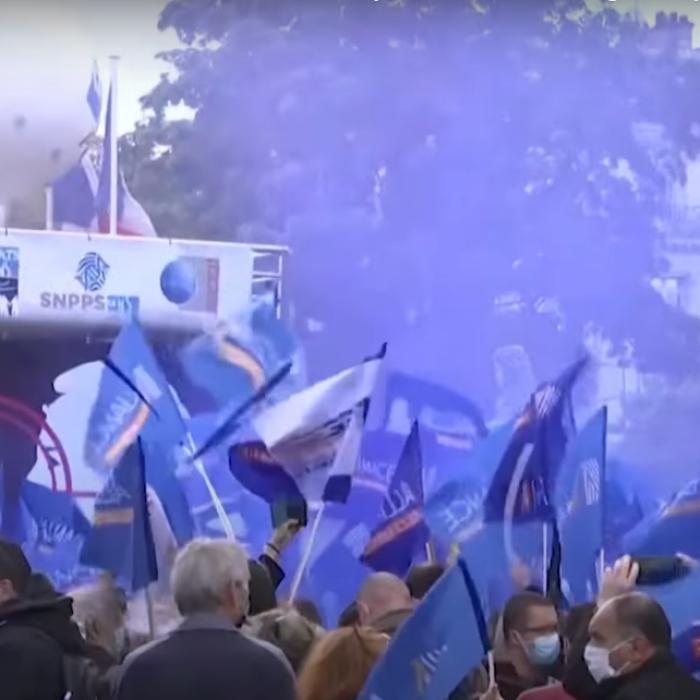 Franţa. PROTEST masiv la Paris. Poliţiştii şi ministrul de Interne au ieşit în stradă, după moartea unui agent - VIDEO