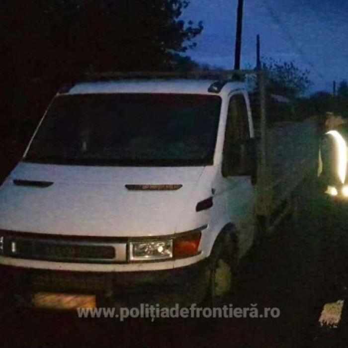 Autoutilitară cu asigurare portugheză falsificată, oprită în trafic. Șoferul a rămas pieton 