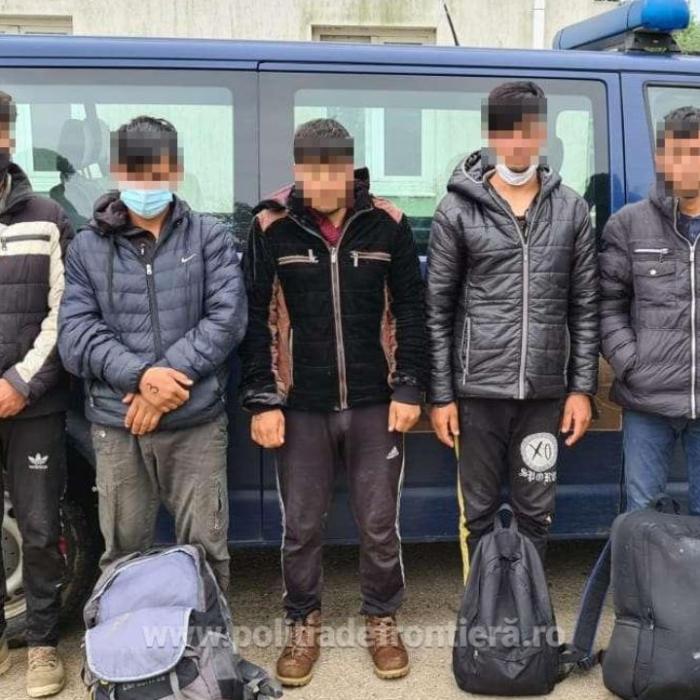 Opt persoane, reținute de polițiștii români, după ce au traversat, ilegal, Dunărea