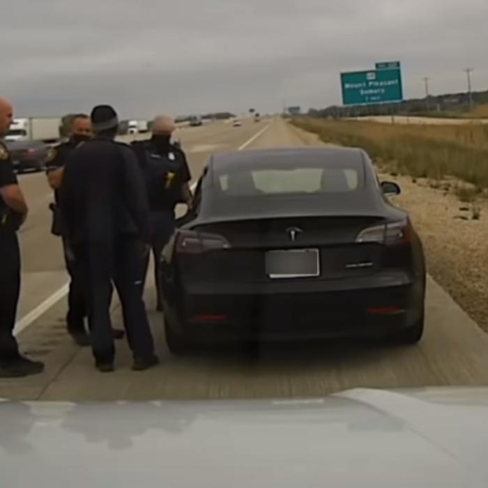 Șoferul unei Tesla, prins dormind la volan la 130 km/oră