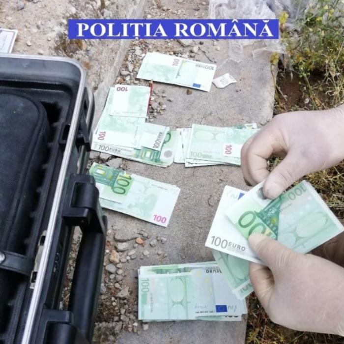 Un român a furat 170.000 de euro din casa unei femei și i-a îngropat în curte 