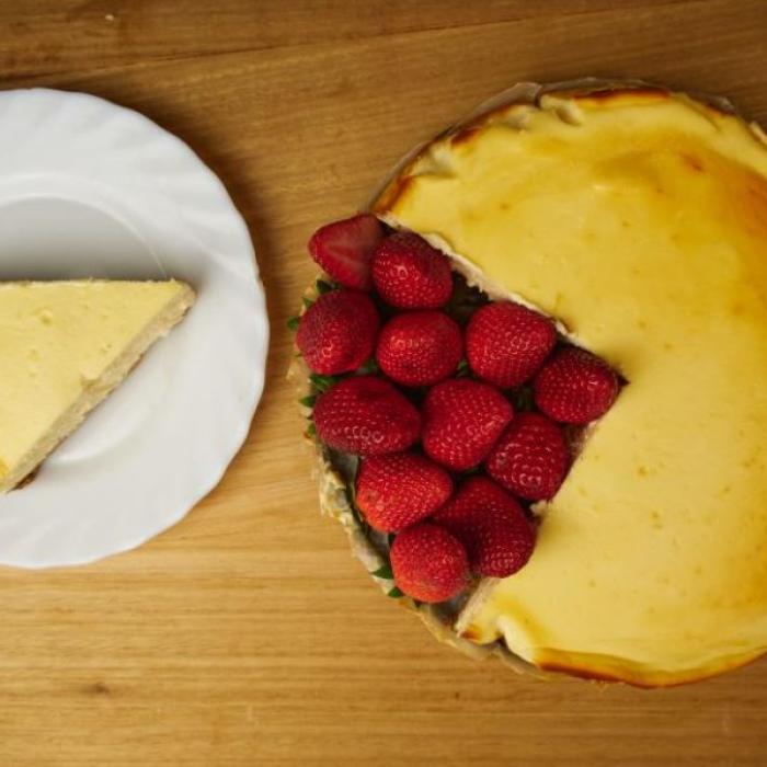 Prăjitură super cremoasă, fără făina și unt. O porție are doar 170 de calorii