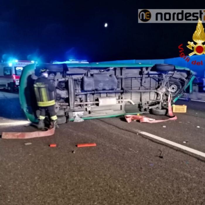 Italia. Microbuz plin cu români, accident GRAV lângă Padova. Un BMW a intrat în plin în ei