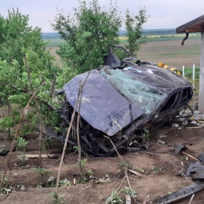 Accident rutier după o petrecere. Cinci tineri s-au răsturnat cu mașina și au lovit o casă  