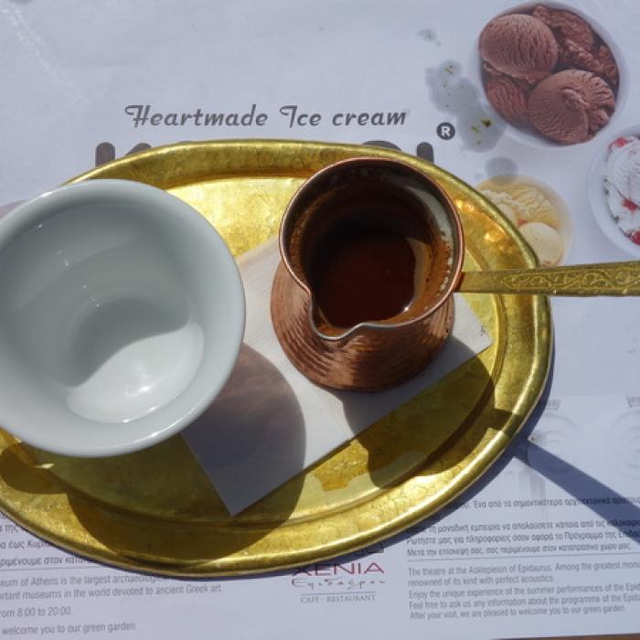 Cafea grecească tradiţională. Începe-ţi dimineţile cu arome care te duc cu gândul la vacanţă