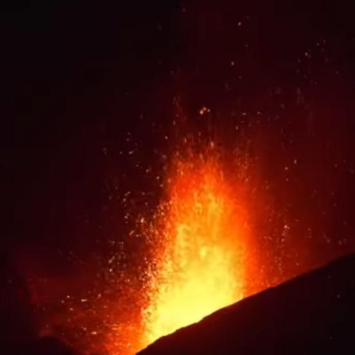 Imagini spectaculoase cu jeturi de lavă care țâșnesc din vulcanul Etna, după o nouă erupție