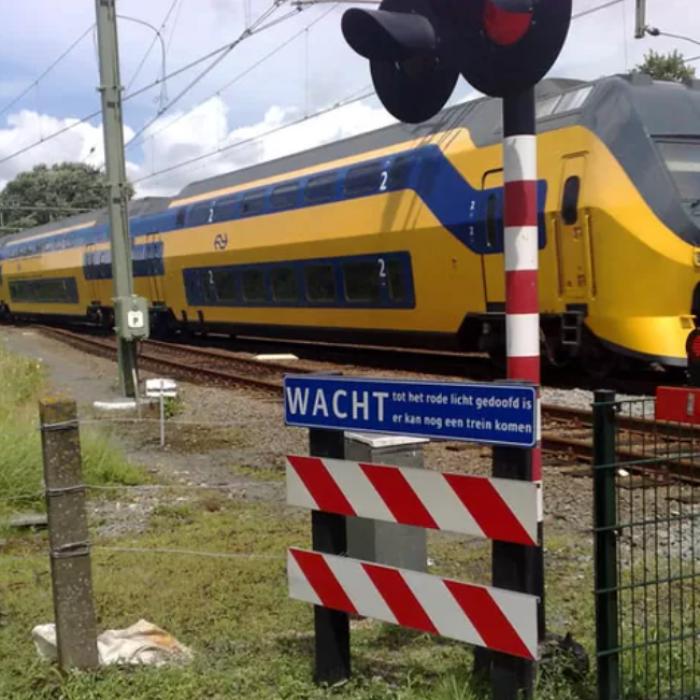 Olanda. Un român a violat o tânără în tren, în plină zi, apoi i-a furat chiloții și a fugit