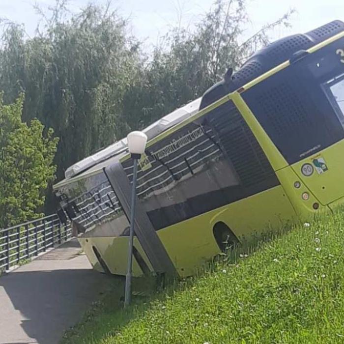 Tocmai se lăsase de făcut curse internaționale: S-a aflat cauza leșinului șoferului autobuzului cu 30 de români, răsturnat la Sibiu