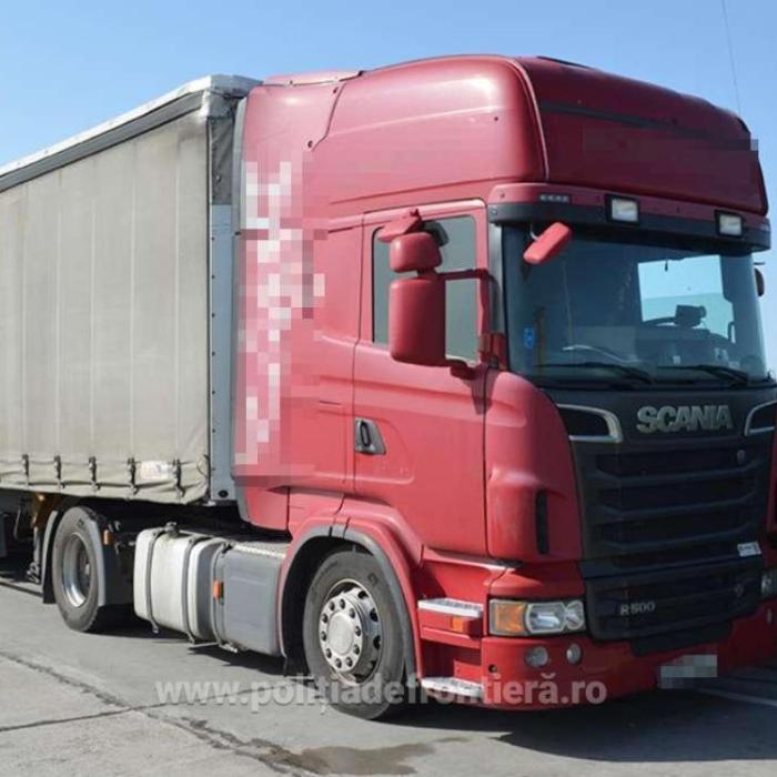 Trei camioane, staționate într-o parcare din apropierea frontierei, verificate de polițiști. Un șofer s-a ales cu dosar penal