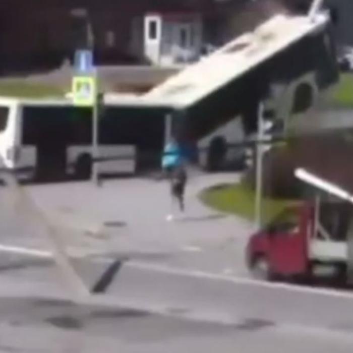 Accident rutier bizar. Un autobuz a lovit un stâlp, pe care a rămas suspendat 