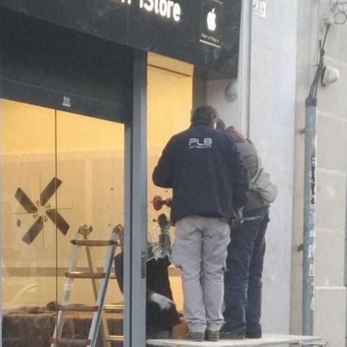 Spania. Doi români, prinși în momentul unui jaf. Bărbații au încercat să intre într-un magazin Apple