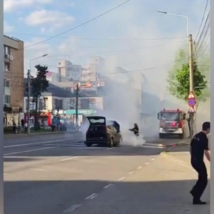 O persoană, găsită moartă într-o mașină incendiată. ISU: „Din cauza deteriorării victimei, nu s-a putut stabili dacă e bărbat sau femeie”