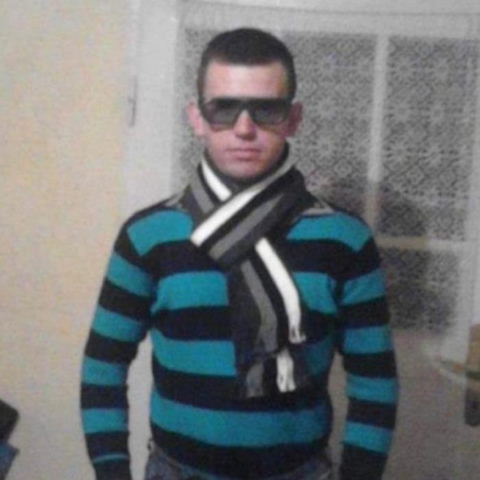 Tânăr român, găsit mort cu două cuțite înfipte în piept