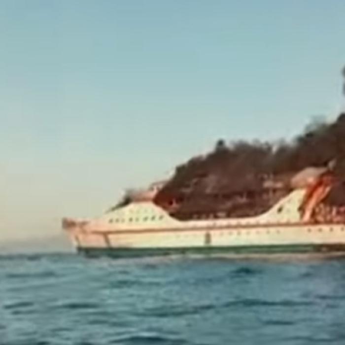 Un feribot plin cu oameni a luat foc în Indonezia. Pasagerii au sărit în apă ca să scape cu viață (VIDEO)