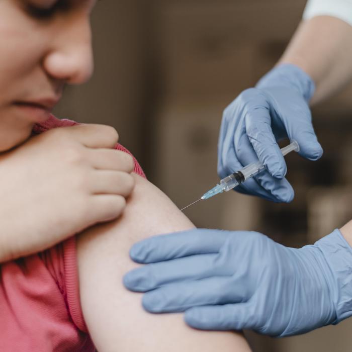 România, prima țară din UE care vaccinează copiii