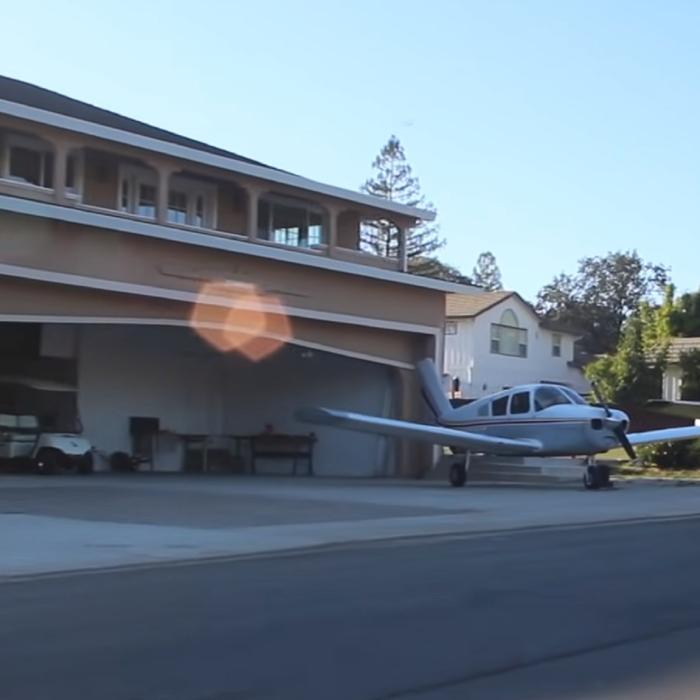 Cartierul în care fiecare casă are un garaj pentru avion. Viața oamenilor care fac naveta la muncă în zbor 