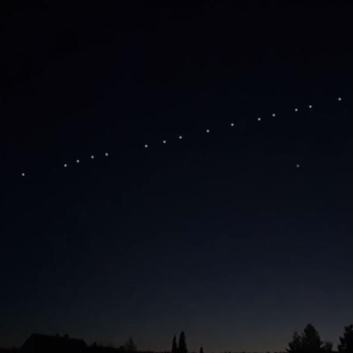 Sateliţii Starlink, vizibili cu ochiul liber vineri noapte pe cerul României - VIDEO