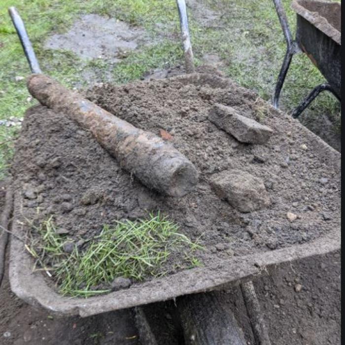 Un român a găsit în curte două bombe din Al Doilea Război Mondial