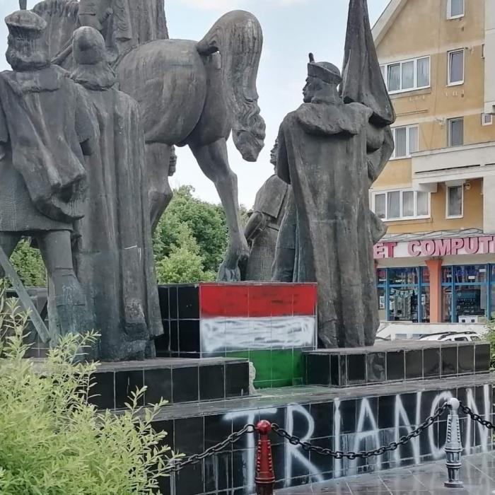 Statuia lui Mihai Viteazu din Sfântu Gheorghe, vopsită în culorile Ungariei: "Au lucrat noaptea, pe furiș"