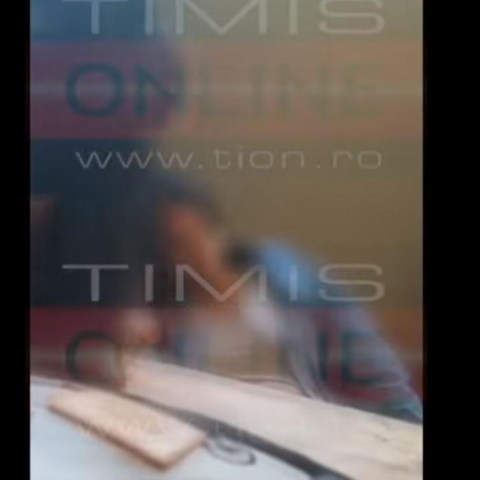 Adolescentă româncă de 15 ani cu nevoi speciale, chinuită de două colege într-un liceu - VIDEO