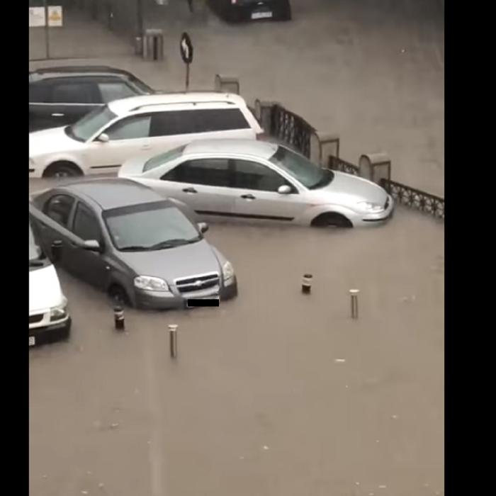 Potop în România. Zeci de maşini, luate de apă pe străzi - VIDEO
