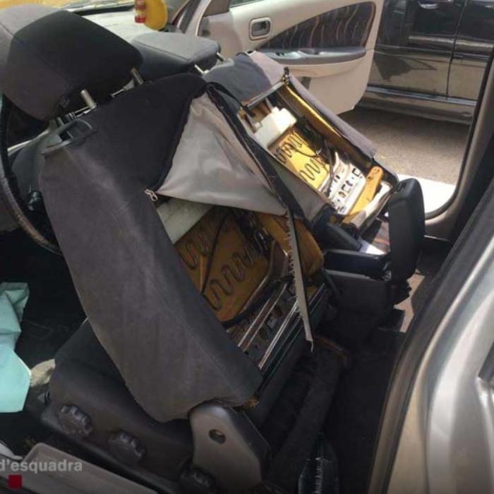 Spania. Doi români, arestați după ce au furat haine într-un magazin. Aveau mașina burdușită cu marfă  