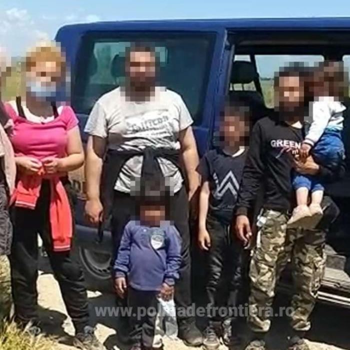Trei copii și cinci adulți, surprinși cum traversau, ilegal, Dunărea cu o barca gonflabilă 