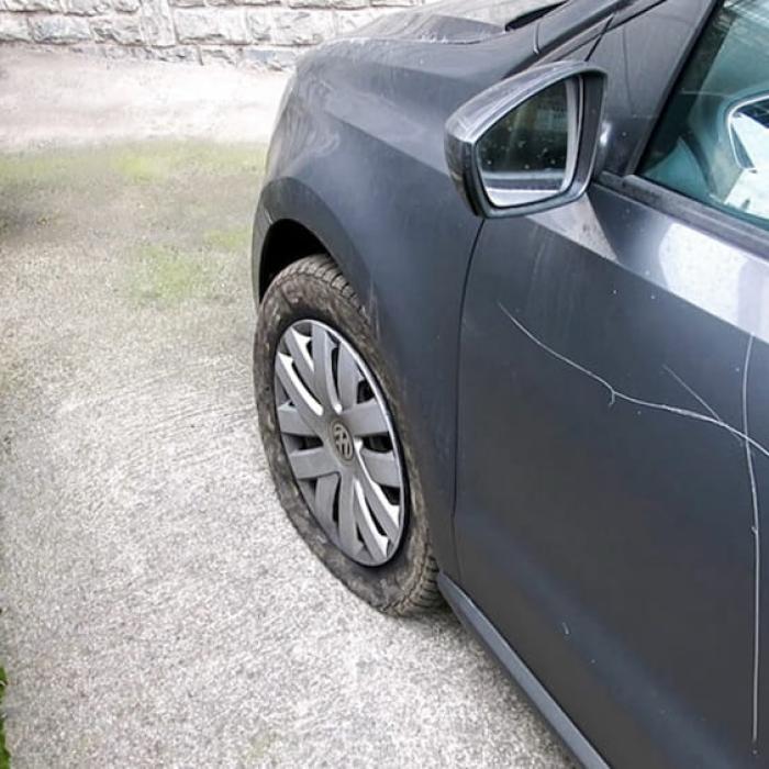 Italia. Surpriză neplăcută pentru un român. Şi-a găsit maşina vandalizată când voia să plece la muncă