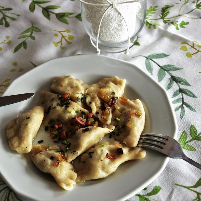 Pierogi, rețeta unuia dintre cele mai bune feluri de mâncare din bucătăria poloneză. Mai delicioși decât colțunașii!