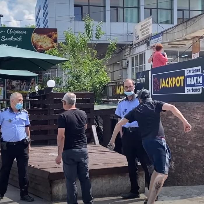 Un român întors din Belgia i-a umilit pe doi poliţişti, în plină stradă: „Pac, pac şi am plecat” - VIDEO 