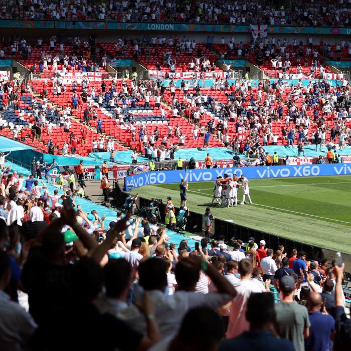 EURO 2020. Un suporter la meciul Anglia-Croația a căzut din tribună. Transportat în stare GRAVĂ la spital 