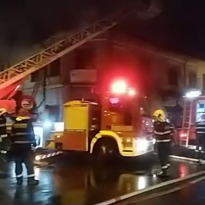 Un bărbat și-a pierdut viața într-un incendiu în București. Alte patru persoane, dintre care doi copii, au ajuns la spital