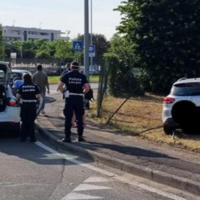 Italia. Un român a intrat cu mașina într-un gard, dar a dat vina pe soție. Minciuna, demascată de camerele de supraveghere