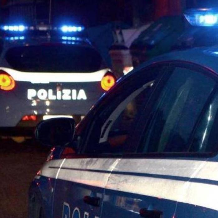 Italia. O româncă s-a dat în spectacol pe o terasă. A furat mâncarea clienților și a atacat polițiștii