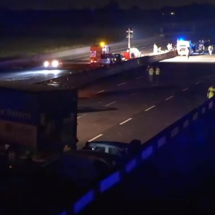 Atac armat în Italia. Cuie pe asfalt, mașini incendiate și arme de foc pe o auostradă - VIDEO