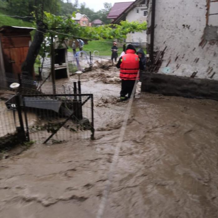 Inundațiile au făcut prăpăd în România. Un tânăr a murit după ce a fost luat de ape
