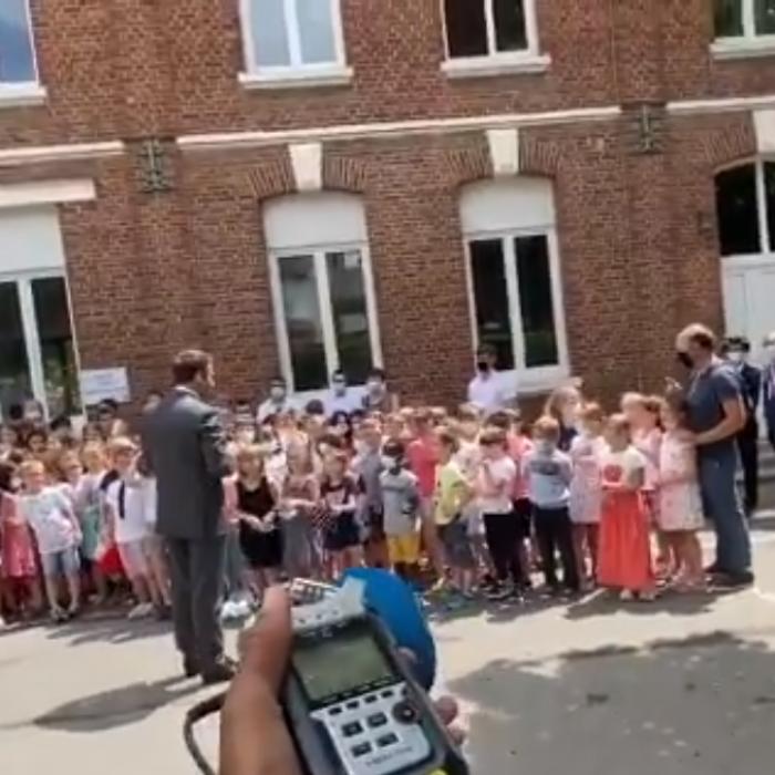 Franţa. Emmanuel Maccron, surprins de întrebarea unui copil: "Cum a fost palma primită?" - VIDEO
