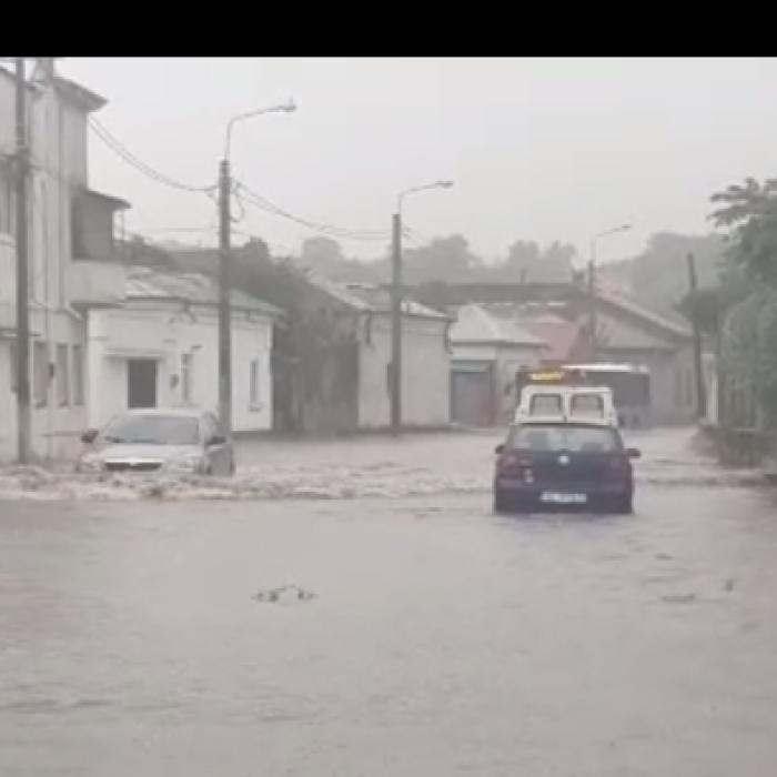Inundațiile mai fac o VICTIMĂ: Un bărbat din Galați a MURIT după ce a căzut într-un canal plin cu apă