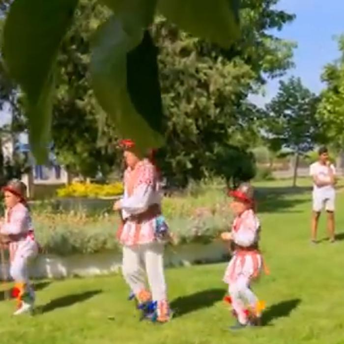 Tradiții și obiceiuri de Rusalii 2021. De ce se ung ușile cu usturoi