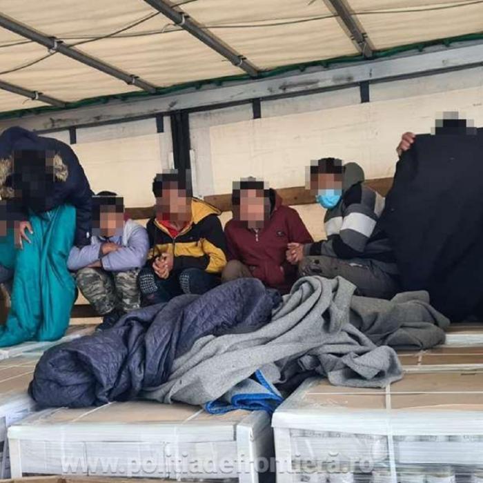 Arad: Zece migranţi au fost depistaţi ascunşi în camioane cu mărfuri, la graniţa cu Ungaria