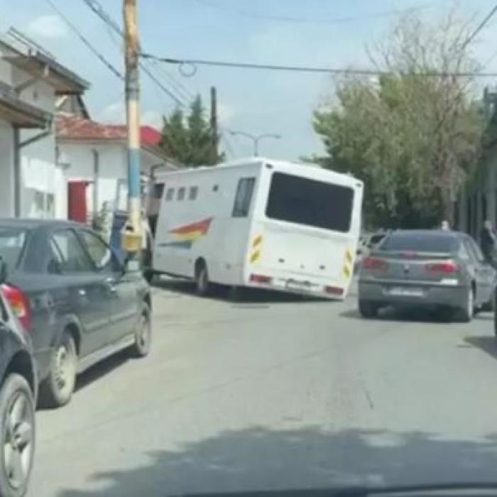 Dubă cu deținuți, blocat după ce strada s-a surpat sub roți, în fața Penitenciarului din Craiova