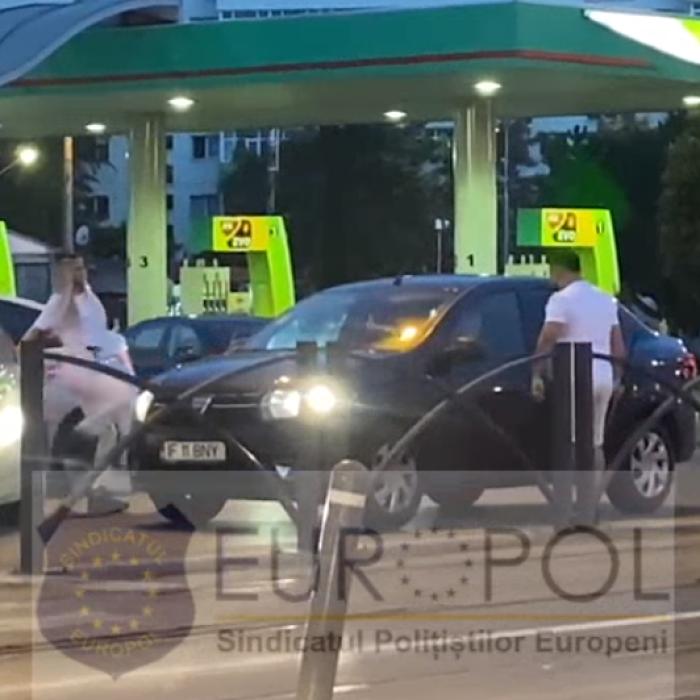 Bucureşti. Femeia care a sărit la bătaie în trafic alături de prietenul ei, reţinută de poliţişti