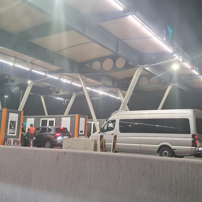 Microbuz cu români blocat la vamă, în Germania. Tânăr arestat pentru că nu avea asupra sa 2.000 de euro