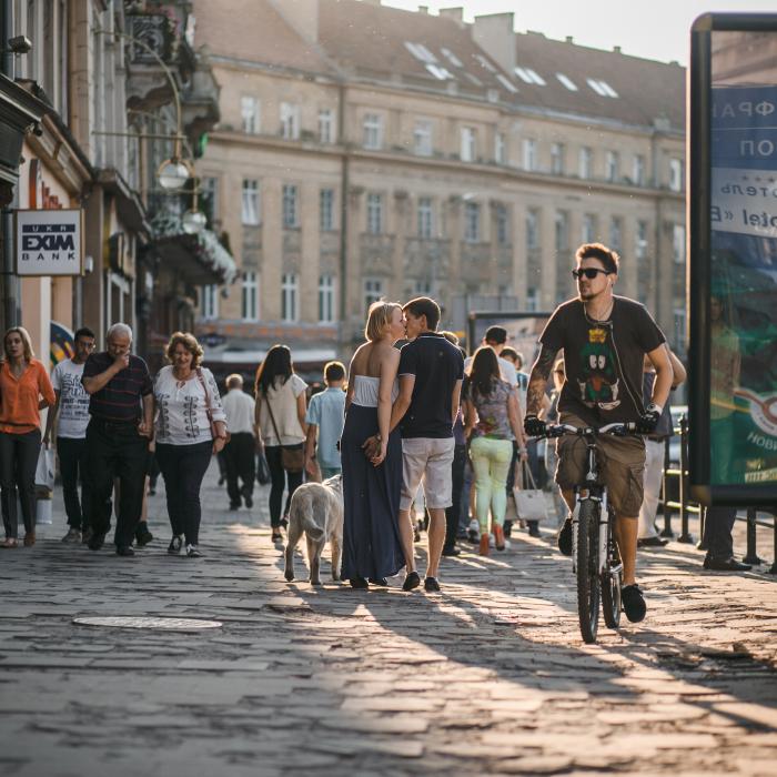 Românii vor să studieze în Vest şi preferă drepturile occidentale, dar consideră că sunt priviţi ca cetăţeni „de mâna a doua” în Europa