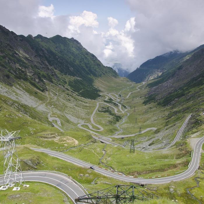 Trei cetăţeni cehi, căutați pe Transfăgărășan. Unul dintre ei este rănit