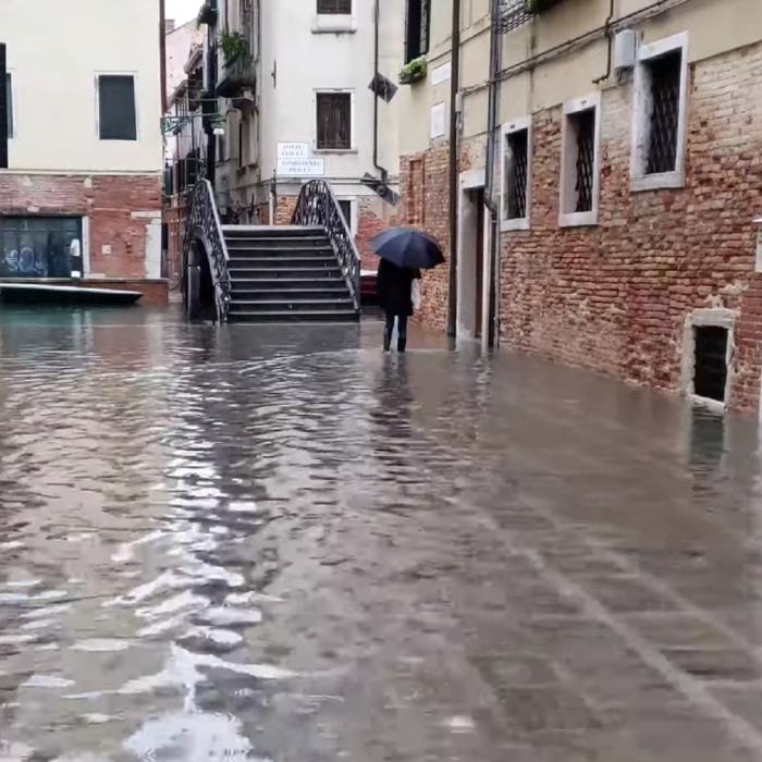 Italia. Veneția este din nou inundată. Mareea adusă din larg a atins aproape un metru înălţime