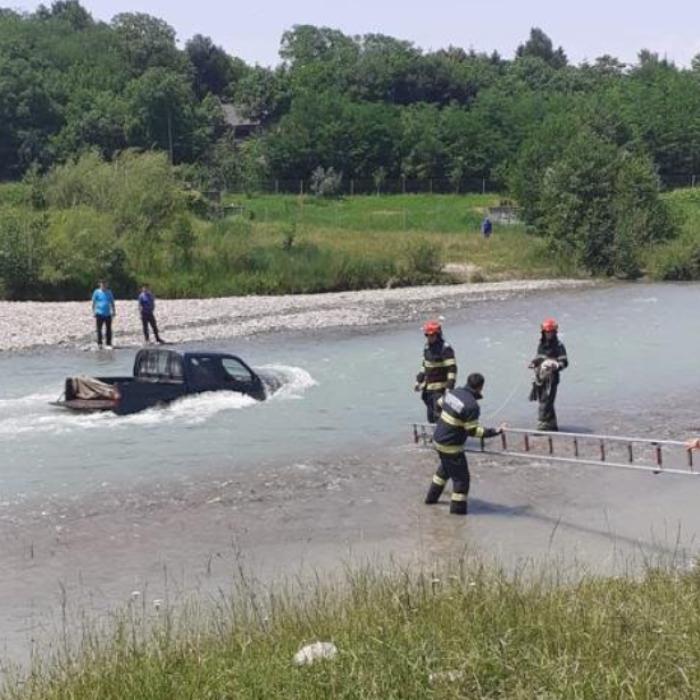 Ploiești. O mașină în care se aflau două persoane, scoasă de pompieri din mijlocul unui râu