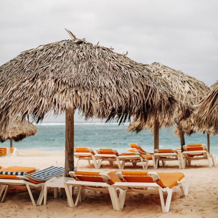 Patru oameni au murit împuşcaţi pe plajă după o ceartă pe şezlonguri