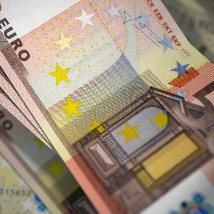 Franța. Un bărbat a găsit 85.000 de euro în mobila veche abandonată pe stradă 
